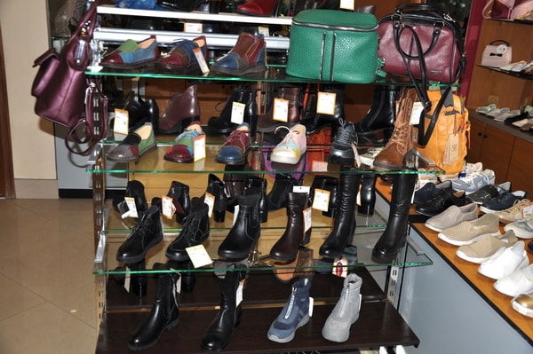 Магазин женской обуви-сумок-аксессуаров DESSA г.Апатиты ул. Ферсмана дом 10